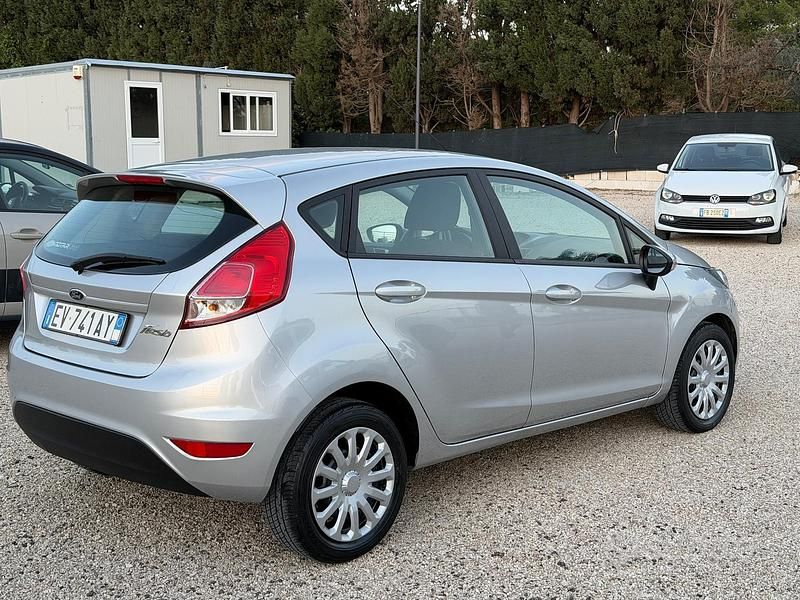 Second-hand Ford Fiesta 96 CP (70 kW) 2014 Gri Berlinǎ
