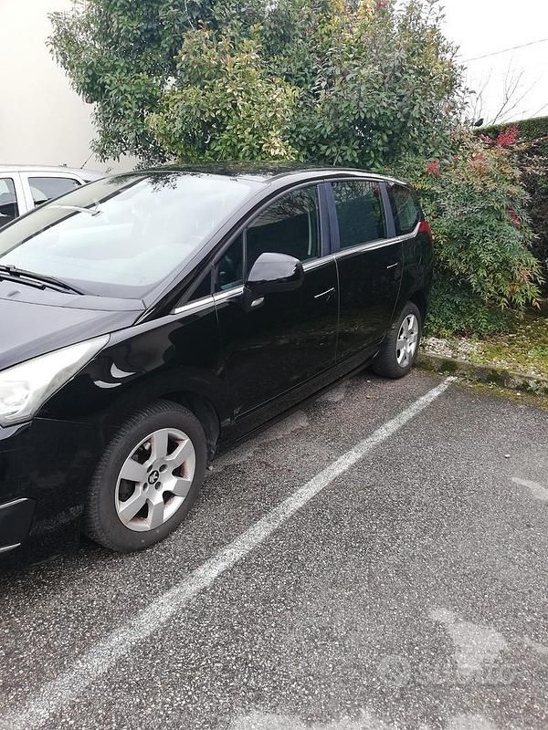 Usata Peugeot 5008 115 CV (84 kW) 2015 Nero Monovolume