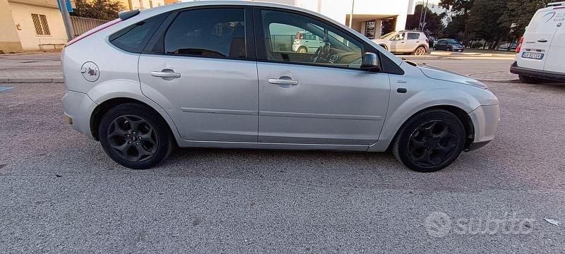 Usata Ford Focus 90 CV (66 kW) 2008 Grigio Berlina