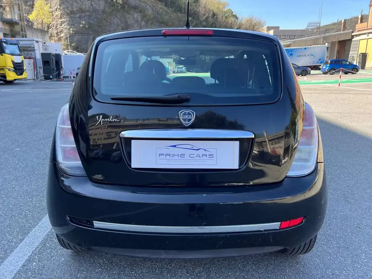 Gebraucht Lancia Ypsilon 69 PS (50 kW) 2011 Schwarz Kleinwagen