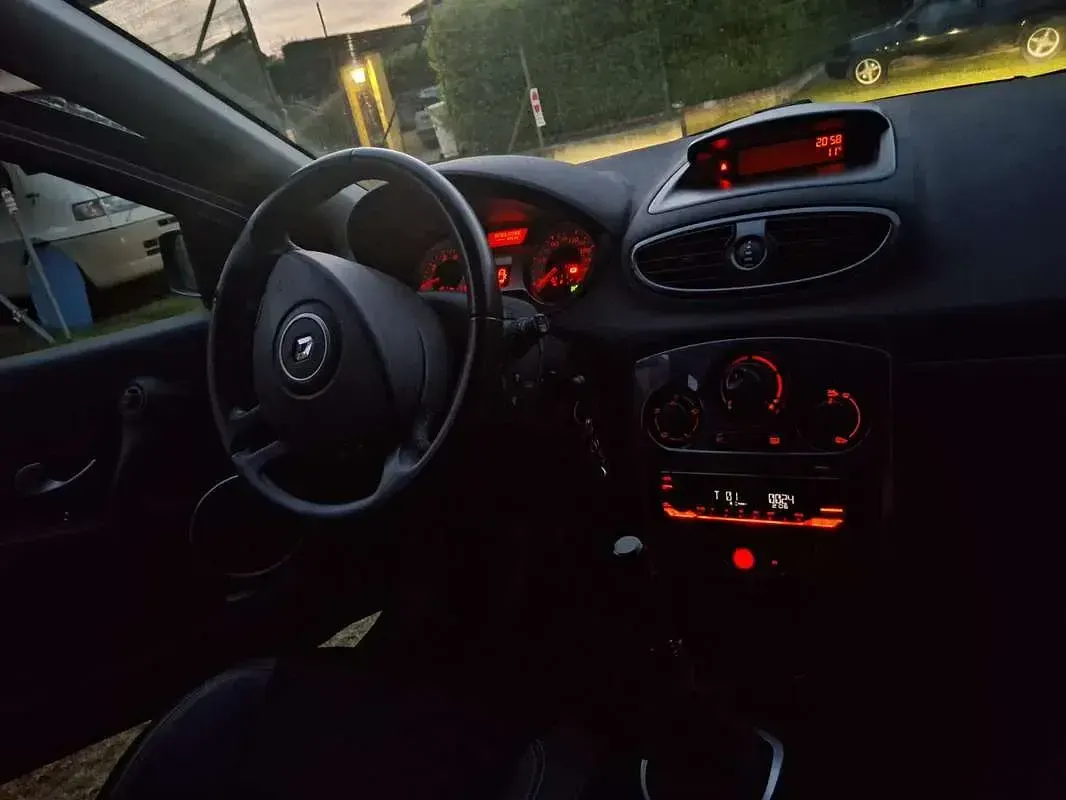 Usata Renault Clio II LE 75 CV (55 kW) 2009 Berlina