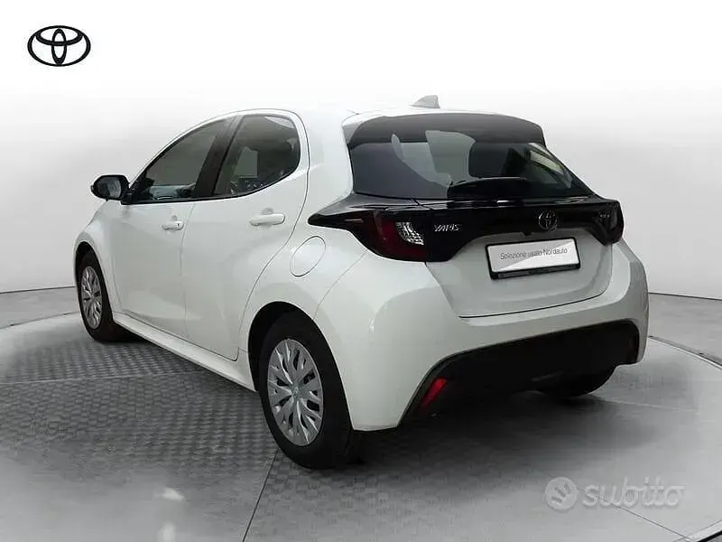 Usata Toyota Yaris Hybrid Active 116 CV (85 kW) 2025 Bianco Berlina