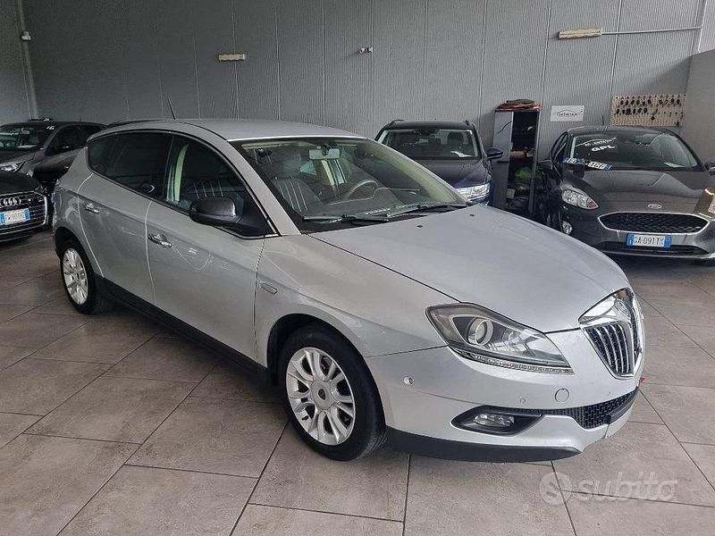 Usado Lancia Delta 190 CV (139 kW) 2011 Gris Utilitario
