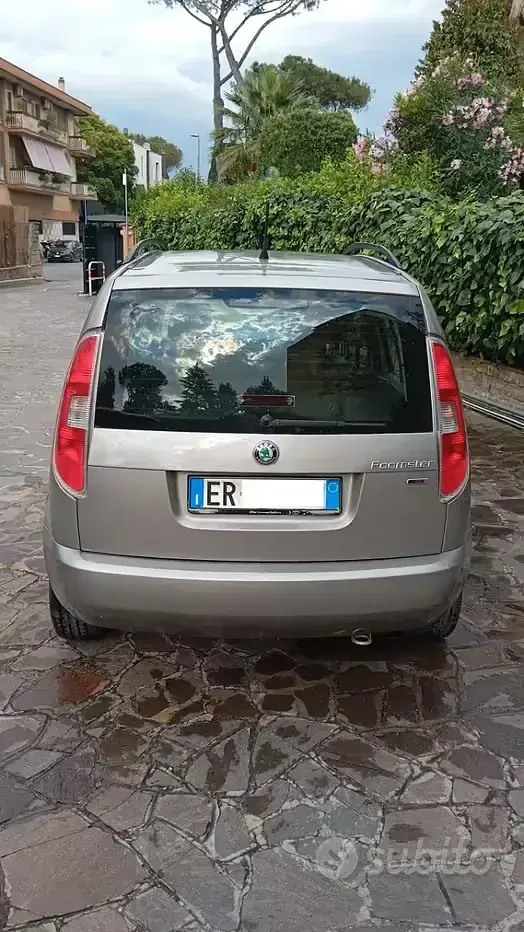 Usata Skoda Roomster 90 CV (66 kW) 2013 Grigio Monovolume
