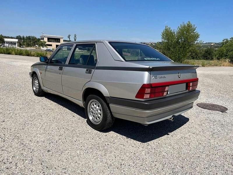 Usata Alfa Romeo 75 148 CV (108 kW) 1991 Grigio Berlina