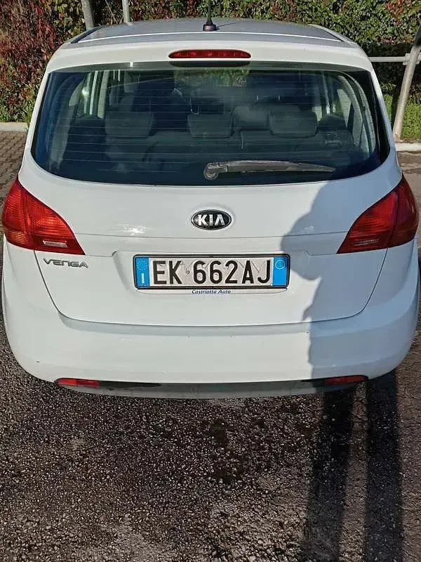 Usata Kia Venga Active 90 CV (66 kW) 2012 Bianco Utilitaria