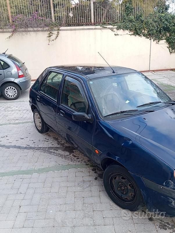 Usata Ford Fiesta 2001 Blu Utilitaria