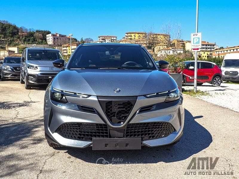 Nuova Alfa Romeo Junior 136 CV (100 kW) 2026 Argento SUV