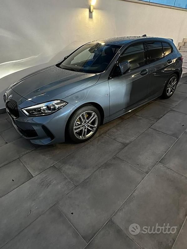 Grigio Usata 2023 BMW 118 Due volumi | 31.000 € (Buon prezzo) - Immagine 1/4