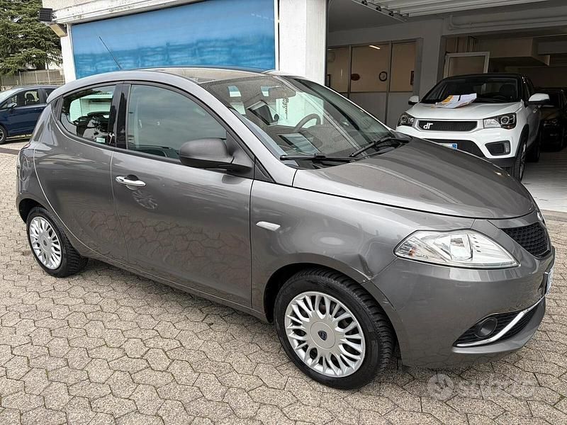Usata Lancia Ypsilon Gold 69 CV (50 kW) 2017 Grigio Utilitaria