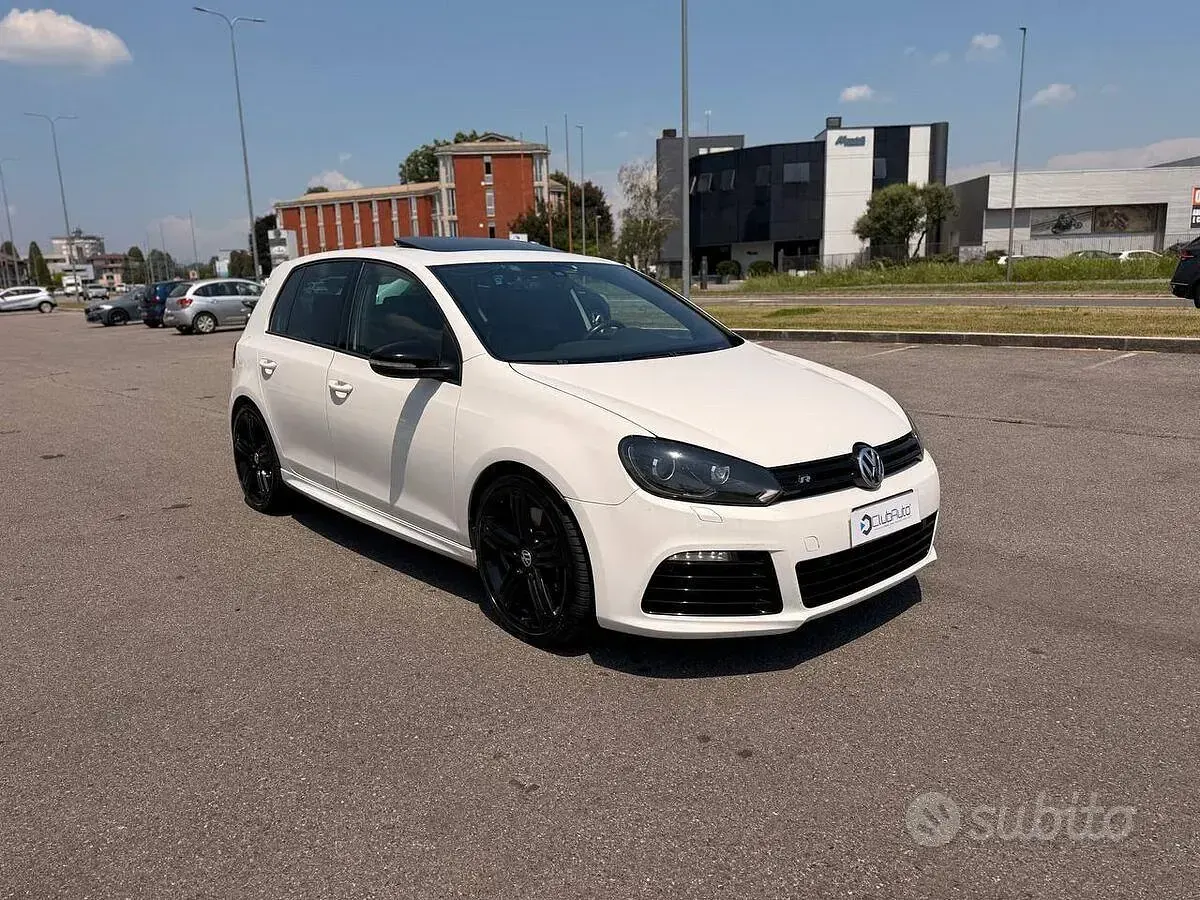 Usata VW Golf VI R 271 CV (199 kW) 2011 Bianco Utilitaria