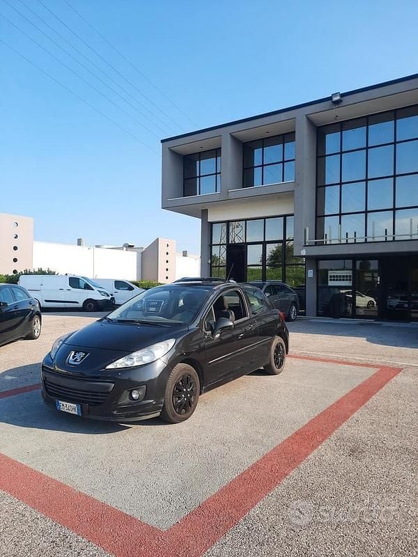 Nero Usata 2012 Peugeot 207 Tre volumi | 1600 € (Ottimo prezzo) - Immagine 1/4