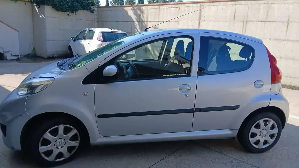 Usata Peugeot 107 Active 68 CV (50 kW) 2009 Argento Utilitaria