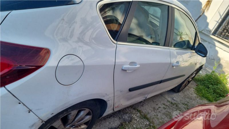 Usata Opel Astra 110 CV (80 kW) 2011 Bianco Berlina