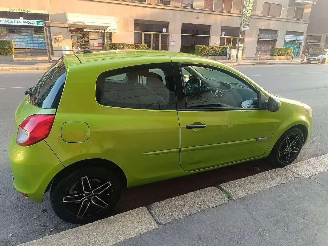 Usata Renault Clio III 75 CV (55 kW) 2009 Verde Berlina