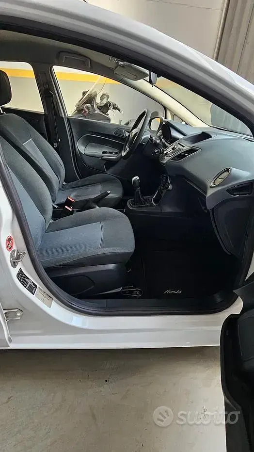Usata Ford Fiesta 92 CV (67 kW) 2011 Bianco Berlina