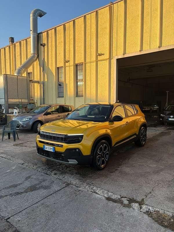 Usata Jeep Avenger EV Summit 61 kW (84 CV) 2023 Oro SUV