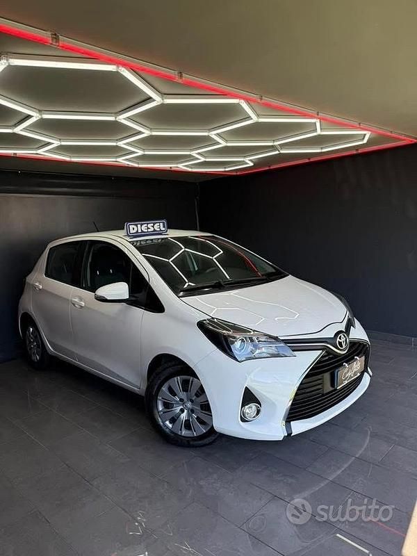 Usata Toyota Yaris Lounge 90 CV (66 kW) 2014 Bianco Berlina