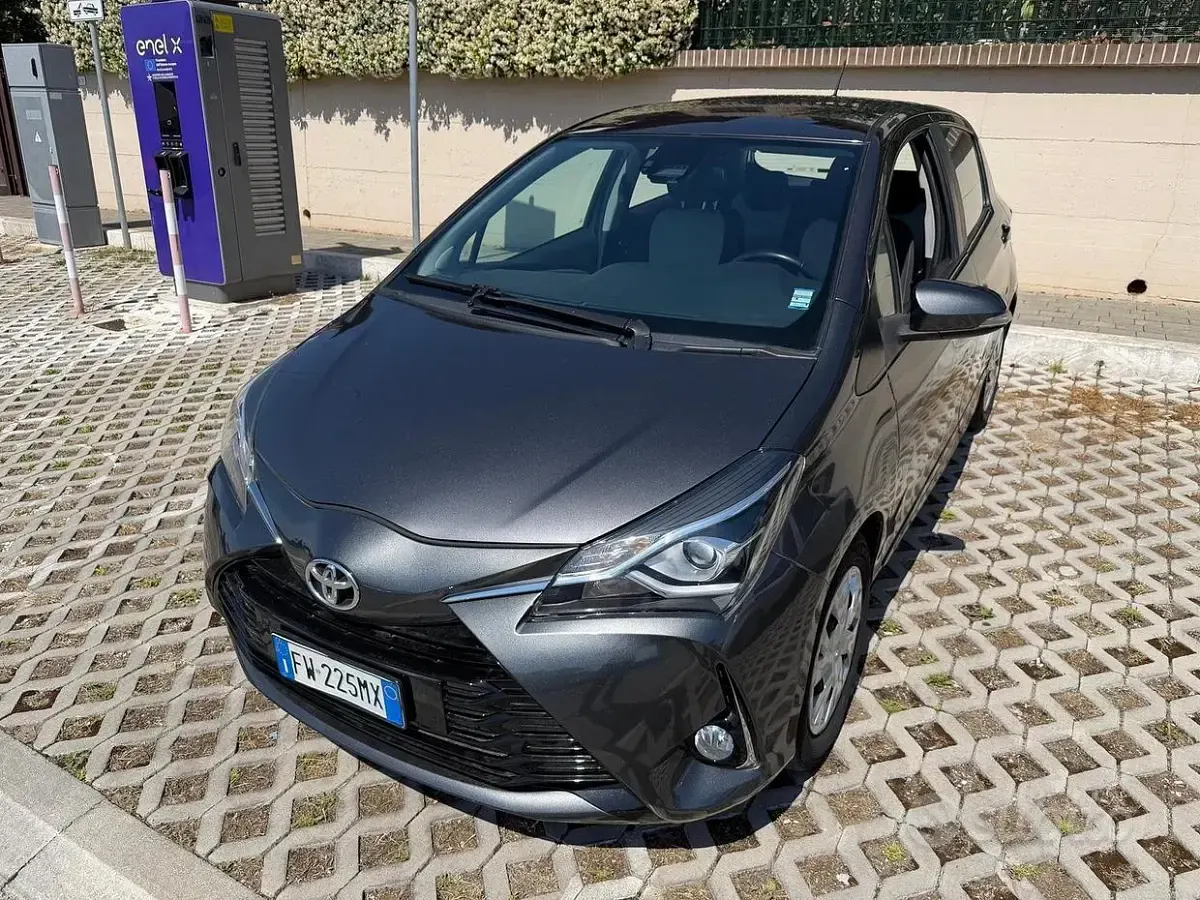 Usata Toyota Yaris Lounge 72 CV (52 kW) 2019 Grigio Berlina