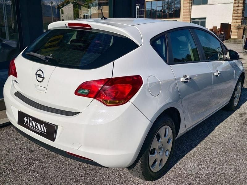 Usata Opel Astra Cosmo 101 CV (74 kW) 2010 Bianco Berlina