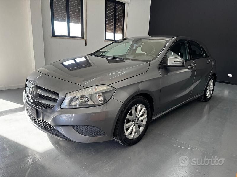 Usata Mercedes A180 109 CV (80 kW) 2015 Grigio Berlina