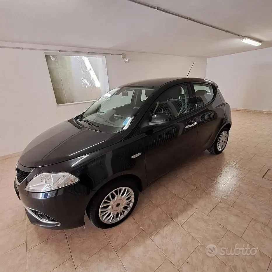 Usata Lancia Ypsilon Gold 69 CV (50 kW) 2017 Nero Utilitaria