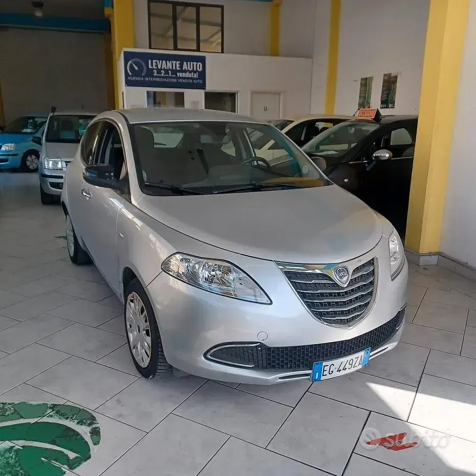 Begagnad Lancia Ypsilon 69 HK (50 kW) 2012 Grå Halvkombi