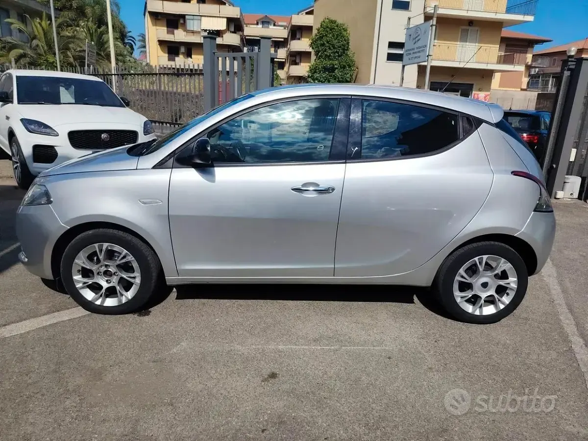 Usata Lancia Ypsilon Gold 69 CV (50 kW) 2016 Grigio Utilitaria