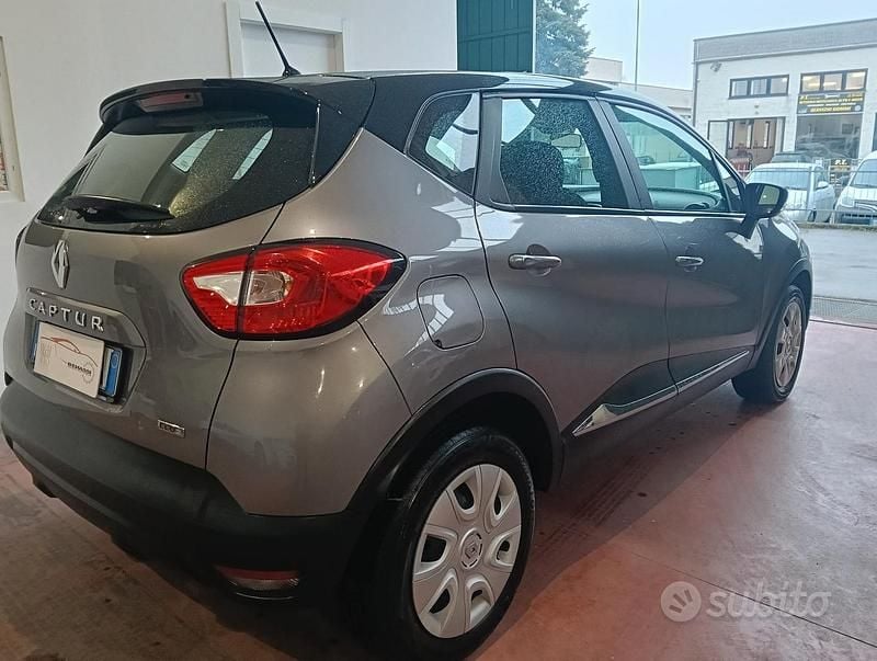Usata Renault Captur 110 CV (80 kW) 2017 Grigio SUV