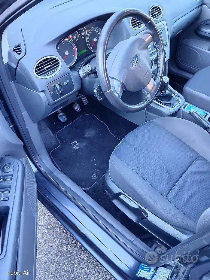 Usata Ford Focus 90 CV (66 kW) 2007 Grigio Station wagon