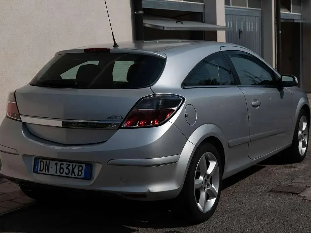 Usata Opel Astra GTC Cosmo 179 CV (131 kW) 2008 Grigio Berlina