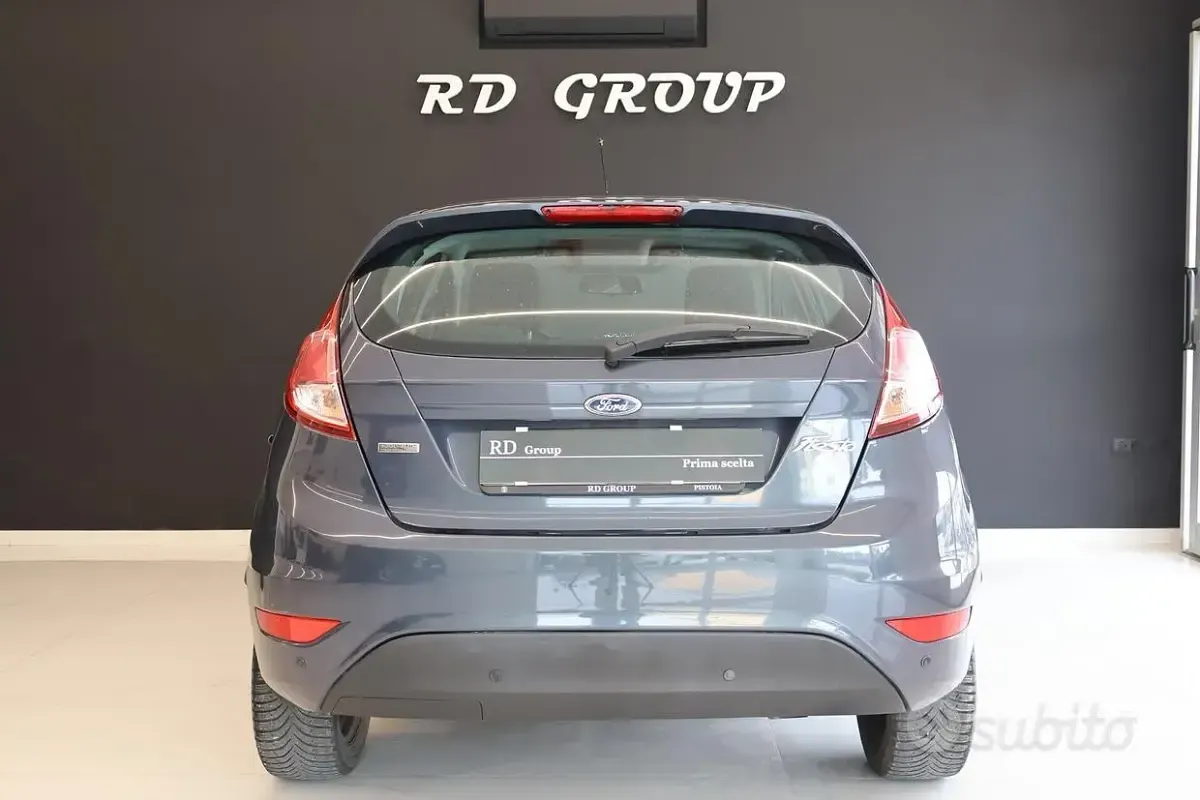 Usado Ford Fiesta Titanium 75 HP (55 kW) 2013 Cinzento Citadino
