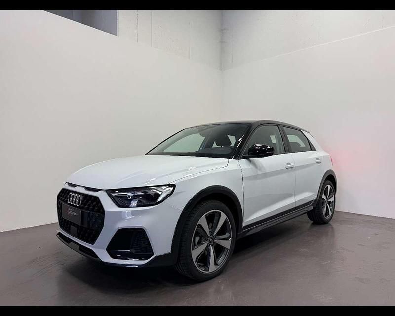 Bianco ghiaccio metallizzato Nuova 2025 Audi A1 Ambiente Utilitaria | 28.900 € (Ottimo prezzo) - Immagine 1/4