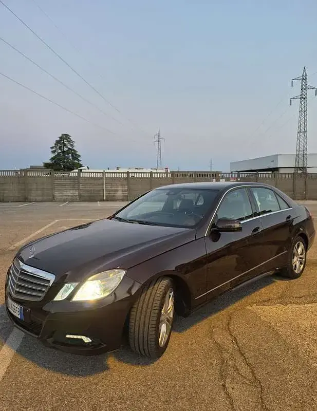 Usata Mercedes E220 Avantgarde 170 CV (125 kW) 2010 Marrone Berlina
