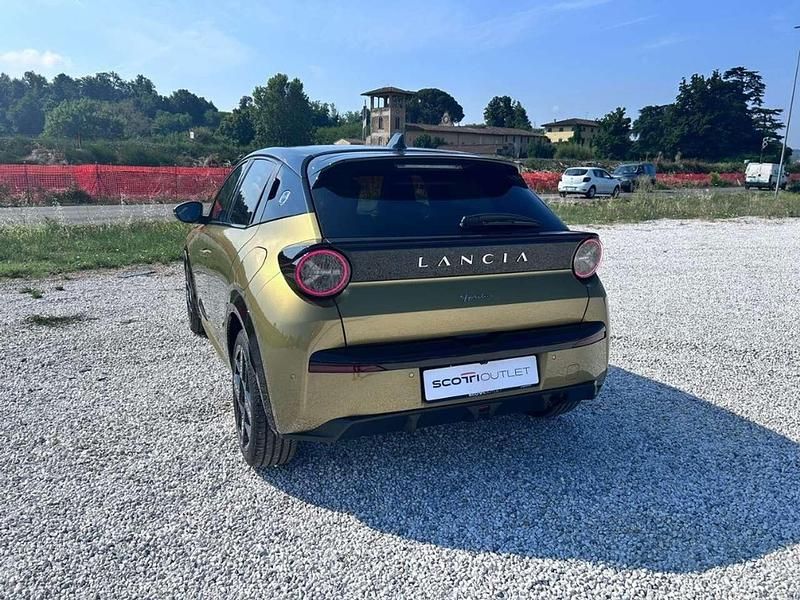 Usata Lancia Ypsilon 101 CV (74 kW) 2024 Vernice oro con tetto nero Utilitaria