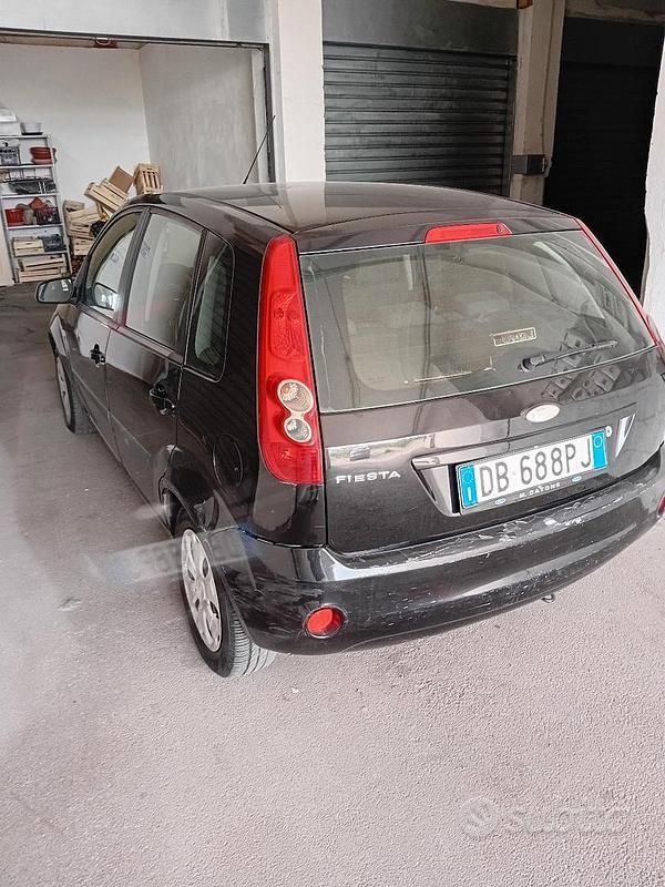 Usata Ford Fiesta 68 CV (50 kW) 2006 Nero Utilitaria