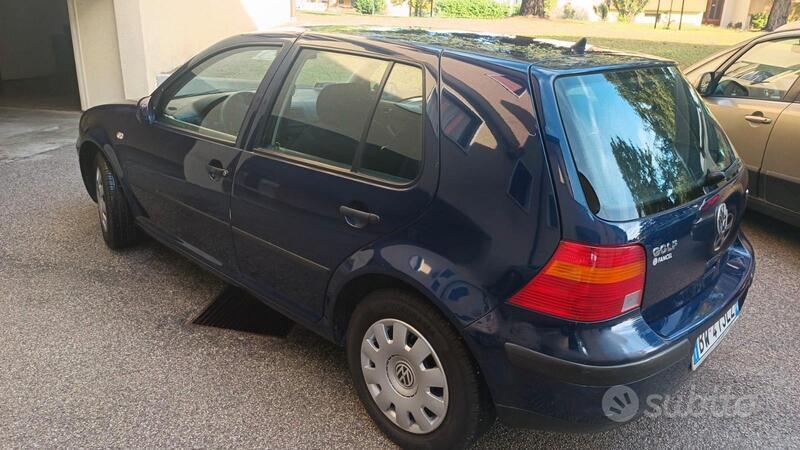 Usato 2001 VW Golf IV 1.6 Benzin 105 CV (2.000 €)