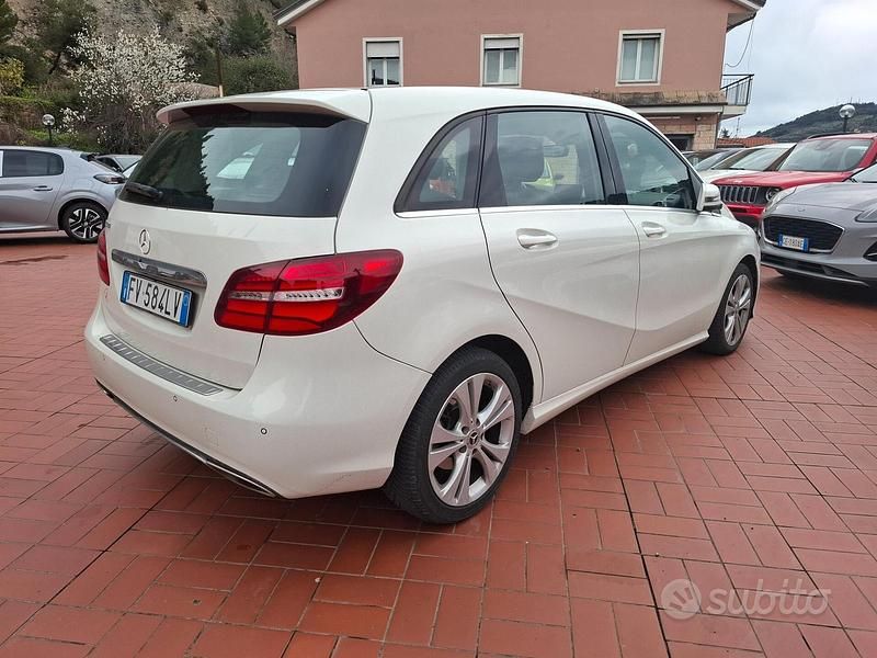 Begagnad Mercedes B200 Business 136 HK (100 kW) 2019 Vit Minibuss