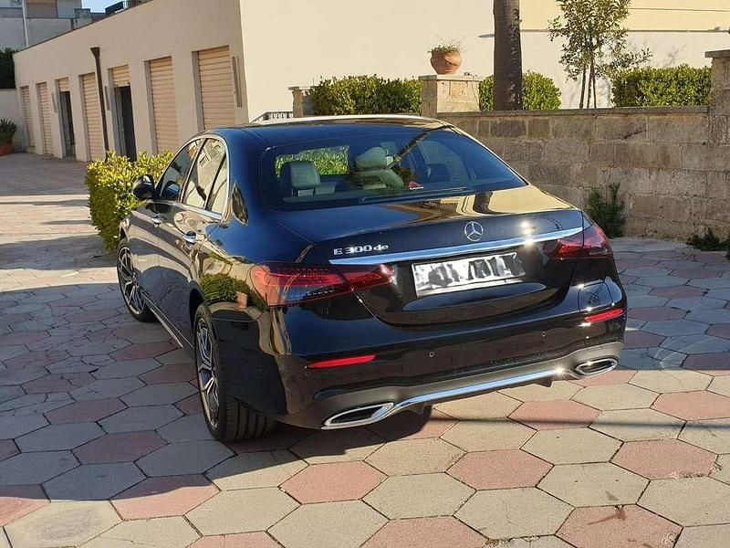 Nero Usata 2022 Mercedes E300 Premium Plus Tre volumi | 44.000 € (Buon prezzo) - Immagine 1/4