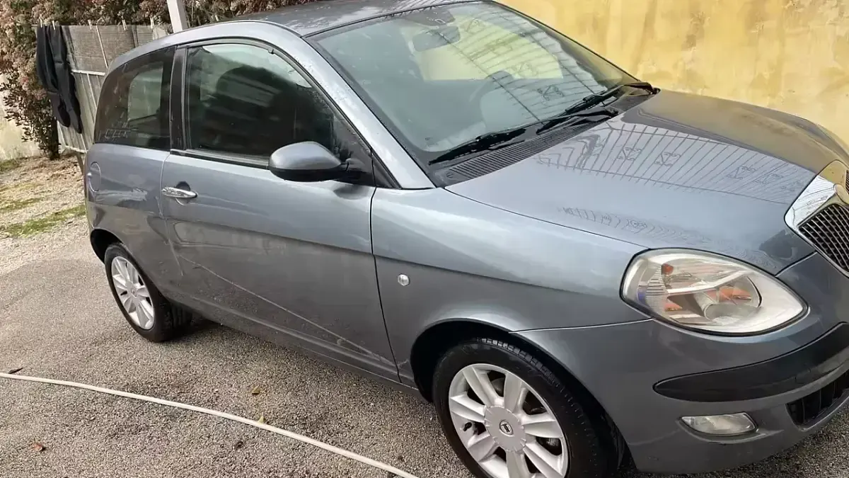 Usata Lancia Ypsilon 69 CV (50 kW) 2004 Grigio Utilitaria
