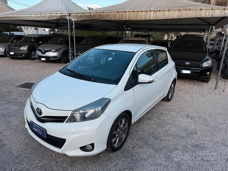 Bianco Usata 2012 Toyota Yaris Style Tre volumi | 7900 € (Molto cara) - Immagine 1/4