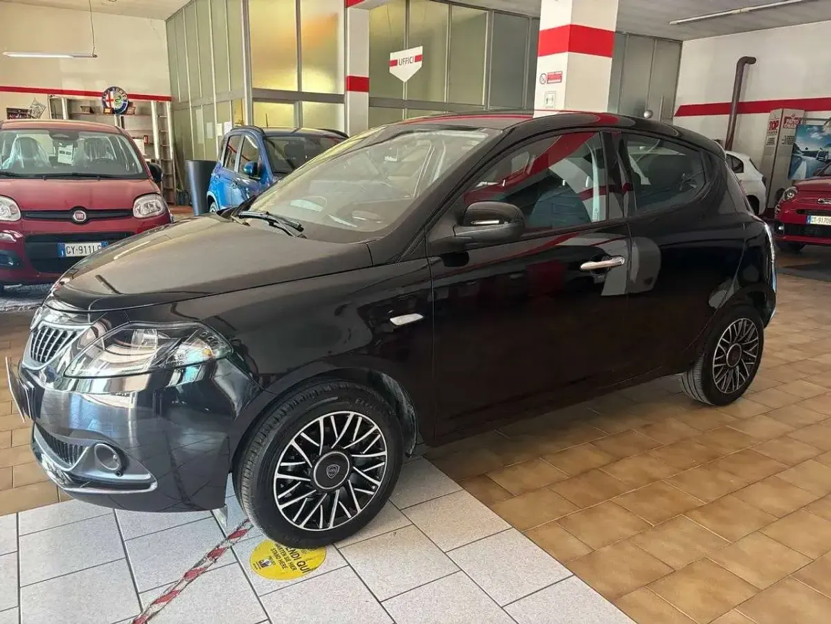 Usata Lancia Ypsilon Platinum 69 CV (50 kW) 2024 876 nero scorpione Utilitaria