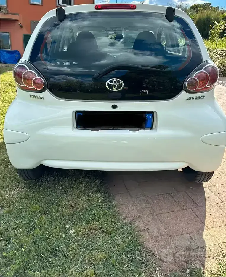 Usata Toyota Aygo 68 CV (50 kW) 2013 Bianco Utilitaria