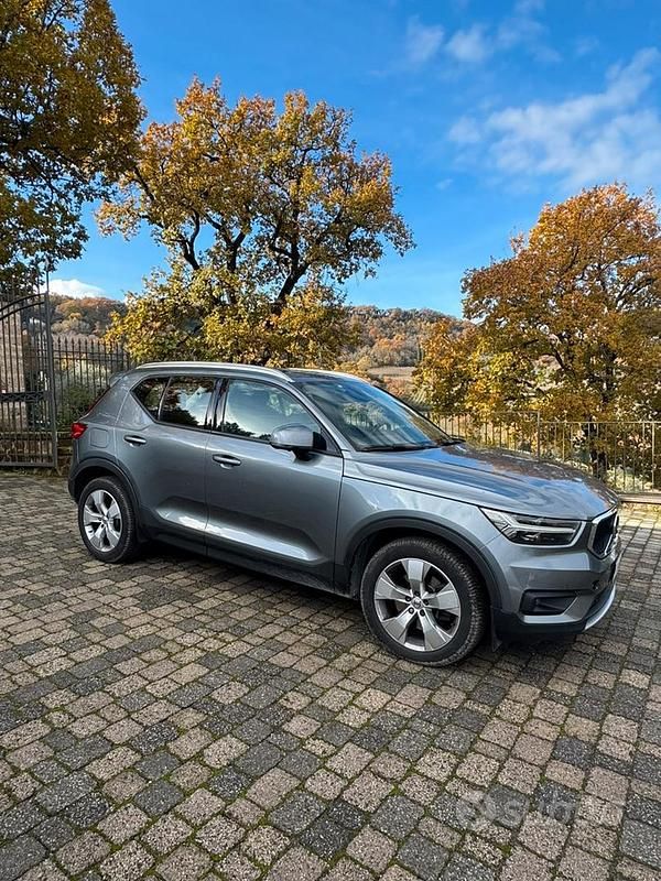 Grigio Usata 2018 Volvo XC40 Momentum SUV | 20.000 € - Immagine 1/4