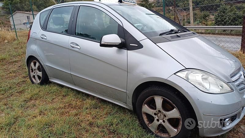 Grigio Usata 2009 Mercedes A180 Tre volumi | 4000 € (Cara) - Immagine 1/4