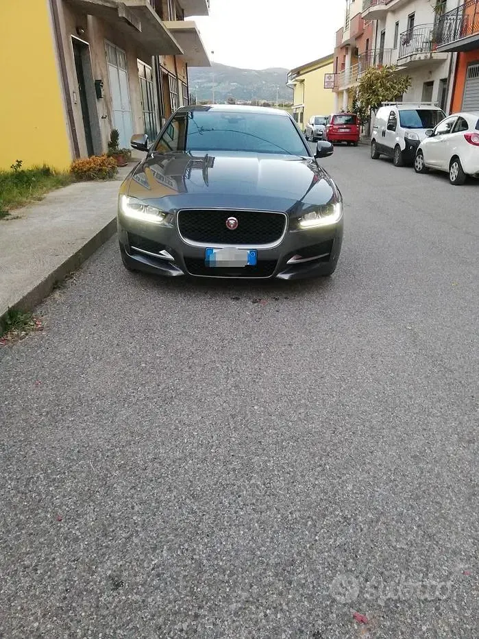 Usata Jaguar XE 180 CV (132 kW) 2017 Grigio Berlina