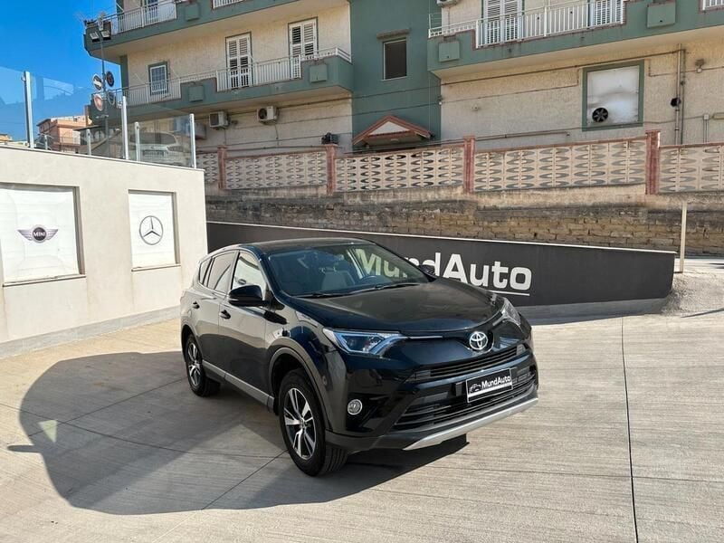 Usata Toyota RAV4 Lounge 143 CV (105 kW) 2017 Nero SUV