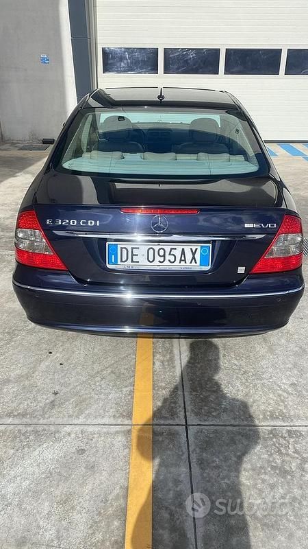 Usata Mercedes E320 Avantgarde 224 CV (164 kW) 2006 Blu Berlina
