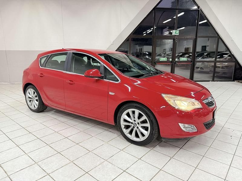Usata Opel Astra Cosmo 110 CV (80 kW) 2010 Rosso Berlina