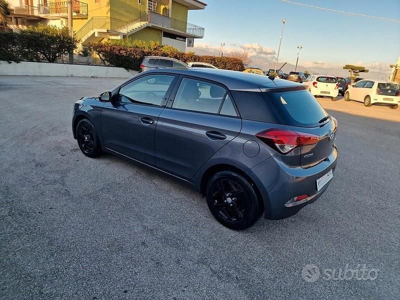 Usata Hyundai i20 Premium 75 CV (55 kW) 2017 Grigio Berlina
